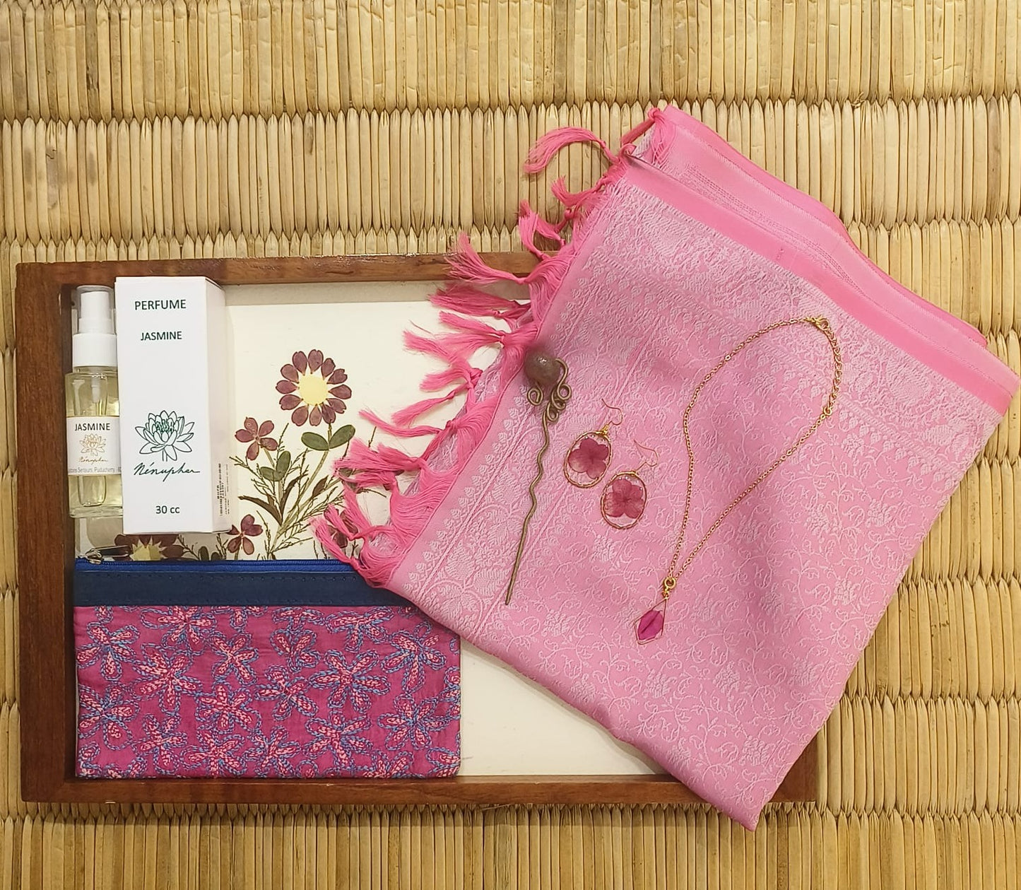 a-perfect-gift-for-your-women-from-aura-experience-store-pondicherry