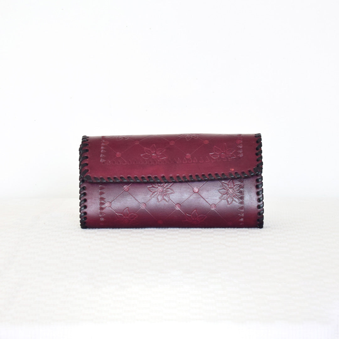 elegant-versatile-leather-purse-with-a-classic-minimalist-design-that-complements-any-outfit-in-aura-store-pondicherry