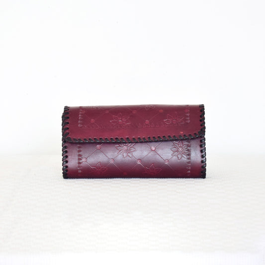 elegant-versatile-leather-purse-with-a-classic-minimalist-design-that-complements-any-outfit-in-aura-store-pondicherry