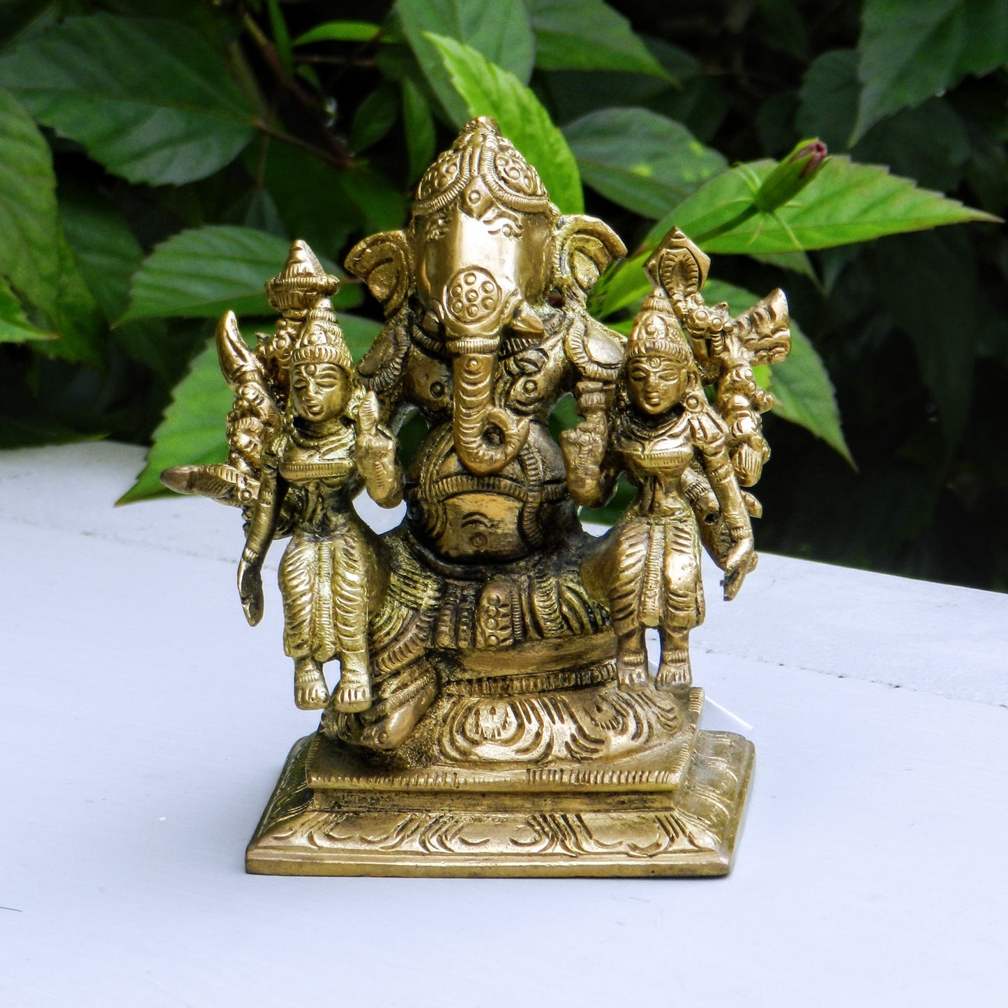 ganesha-with-riddhi-siddhi-sculpture-is-a-perfect-home-office-feng-shui-vastu-religious-spiritual-decorative-accent.-in-aura-store-pondicherry